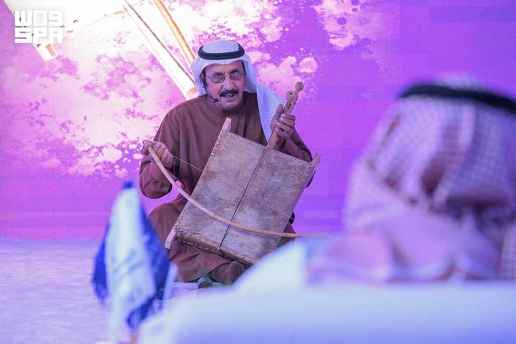 عازف ربابة يجسد فن الدحة والربابة في الحدود الشمالية