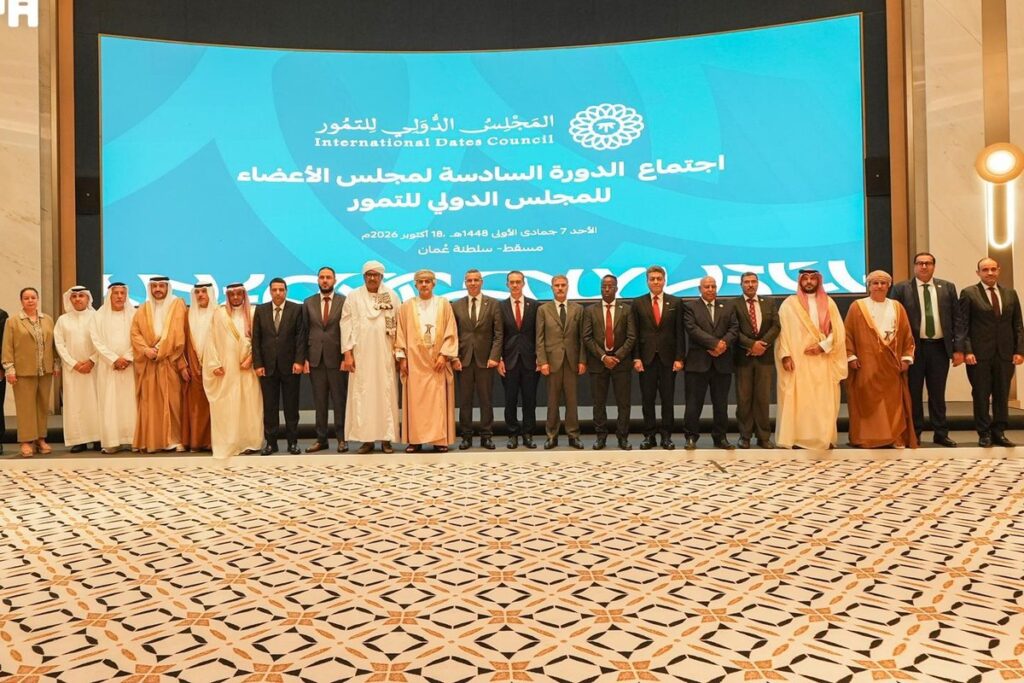 المشاركون في اجتماع الدورة السادسة لمجلس الأعضاء بالمجلس الدولي للتمور في مسقط