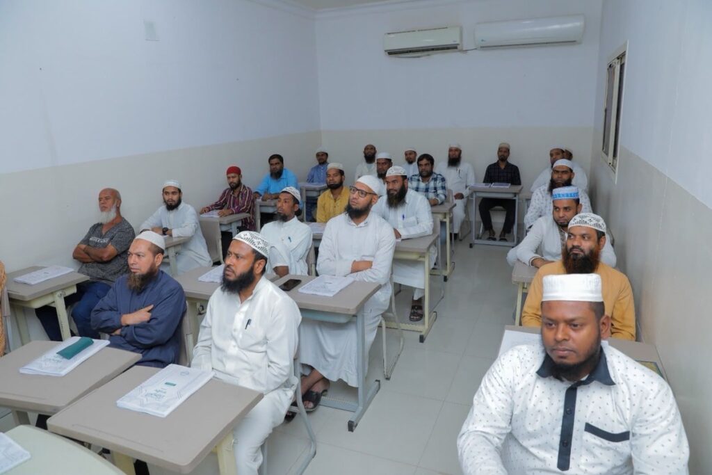 طلاب مشروع أسلمت فعلمني في إحدى قاعات جمعية الدعوة بالبديعة