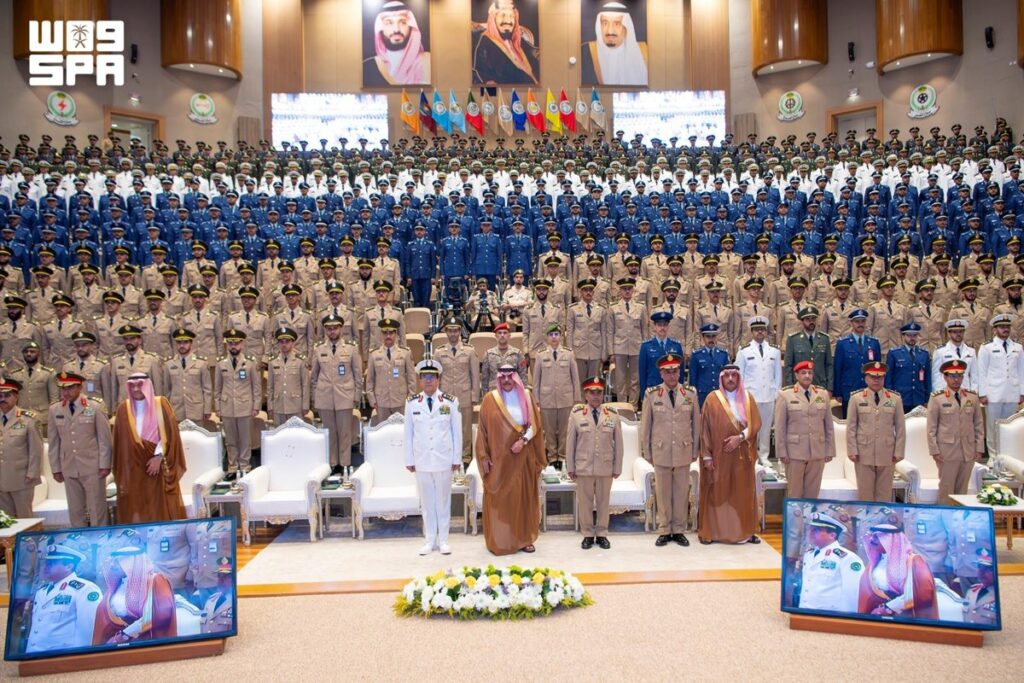 نائب وزير الدفاع خلال حفل تخريج طلبة دورات تأهيل الضباط الجامعيين