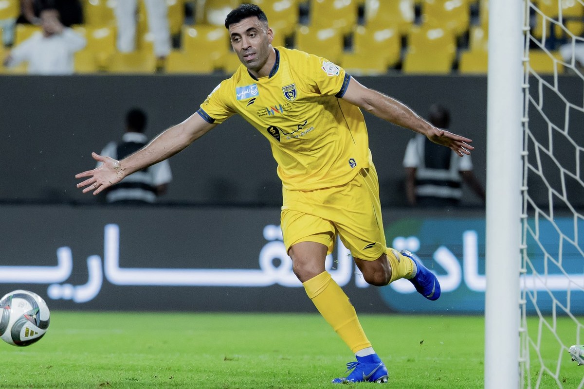 عبدالرزاق حمدالله لاعب التعاون خلال مواجهة الدرعية في دوري روشن