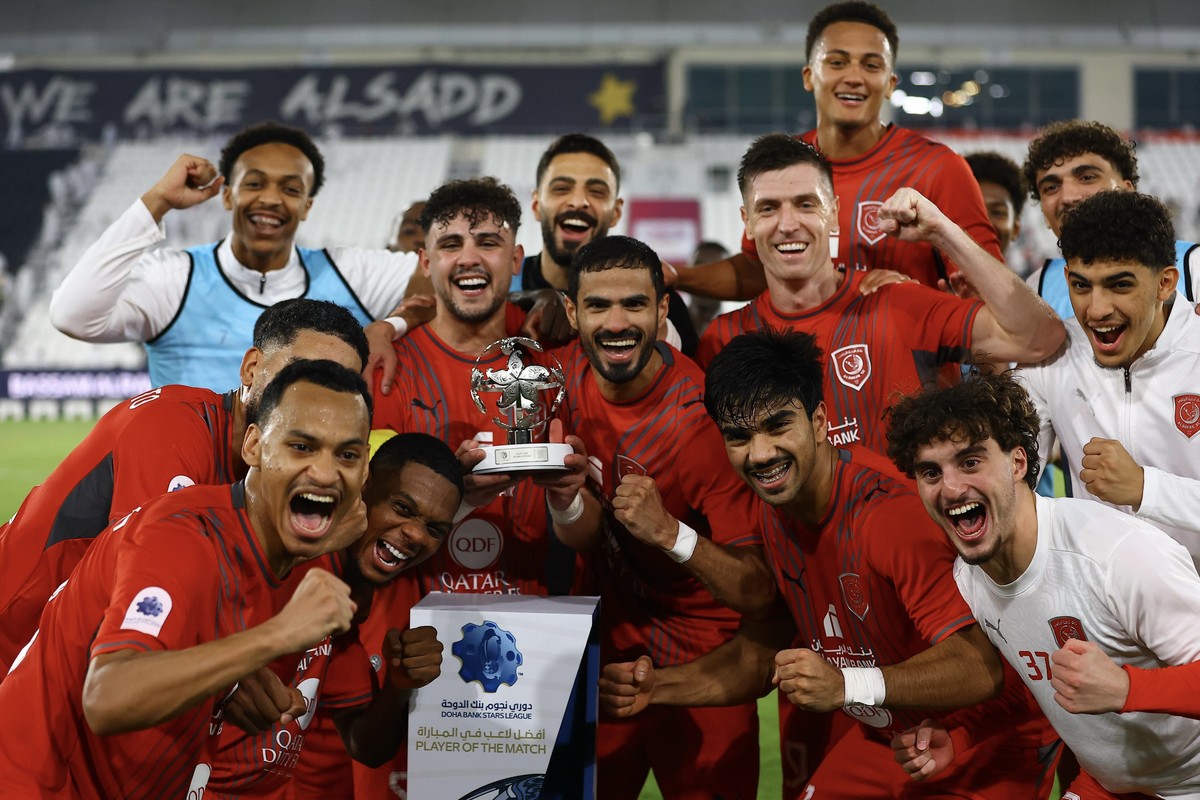 لاعبو الدحيل يحتفلون بالفوز على السد في الدوري القطري لكرة القدم