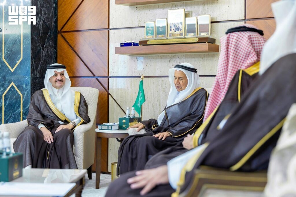 أمير المنطقة الشرقية خلال استقباله رئيس مجلس إدارة مؤسسة الدكتور محمد بن حسن الجبر الخيرية
