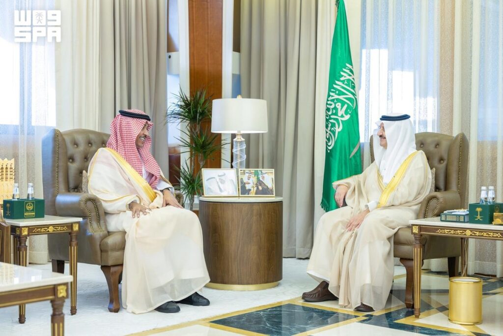 أمير المنطقة الشرقية يستقبل وزير الإعلام سلمان الدوسري