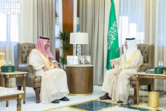 أمير المنطقة الشرقية يستقبل وزير الإعلام ويؤكد أهمية تطوير الكفاءات الإعلامية