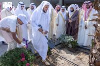 وزير الشؤون الإسلامية يغرس شجرة إيذانًا بانطلاق المرحلة الثانية من مبادرة تشجير المساجد بالمنطقة الشرقية