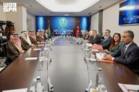 وزير التعليم خلال اجتماعه بالجانب التركي في تركيا