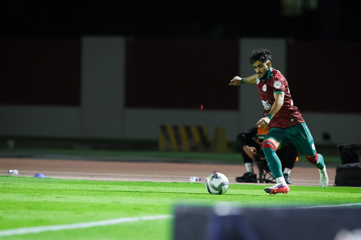 لاعب الاتفاق خلال مواجهة نيوم في دوري روشن السعودي