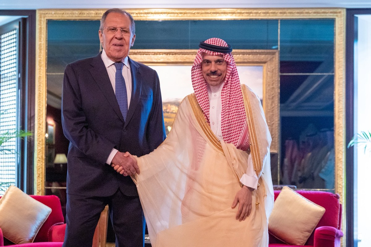 وزير الخارجية الأمير فيصل بن فرحان يصافح وزير الخارجية الروسي سيرجي لافروف في المنامة