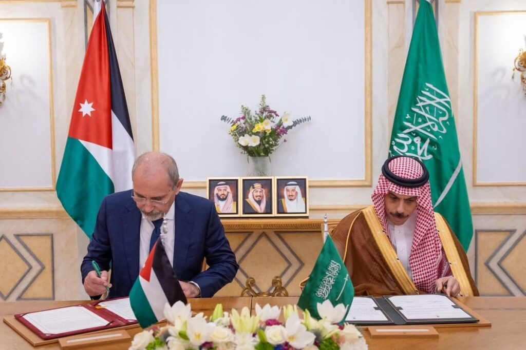 وزير الخارجية ونظيره الأردني يوقّعان بروتوكولًا معدّلًا لمجلس التنسيق الأعلى