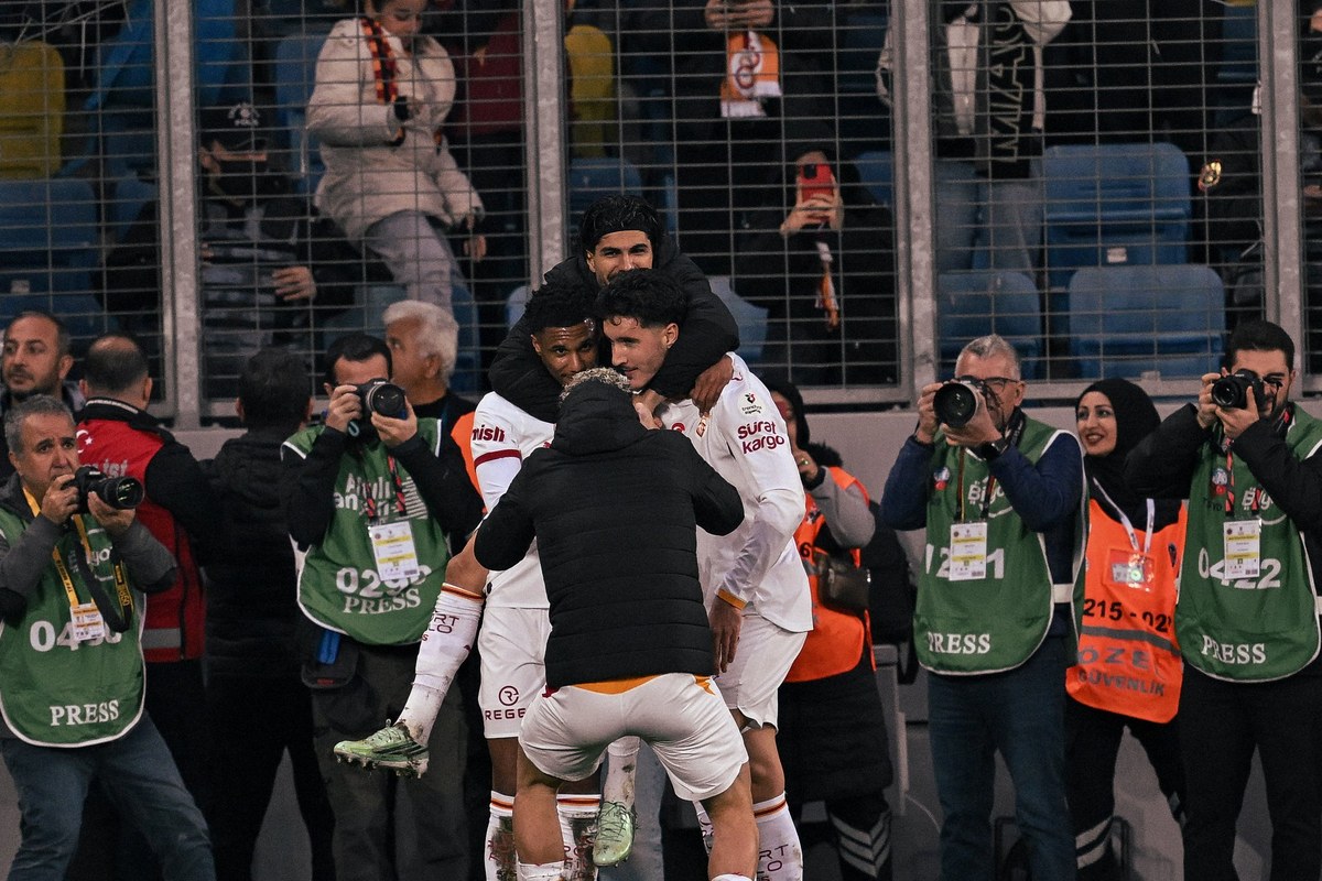 لاعبو جالطة سراي يحتفلون بالفوز على جنتشلربيرليجي في الدوري التركي