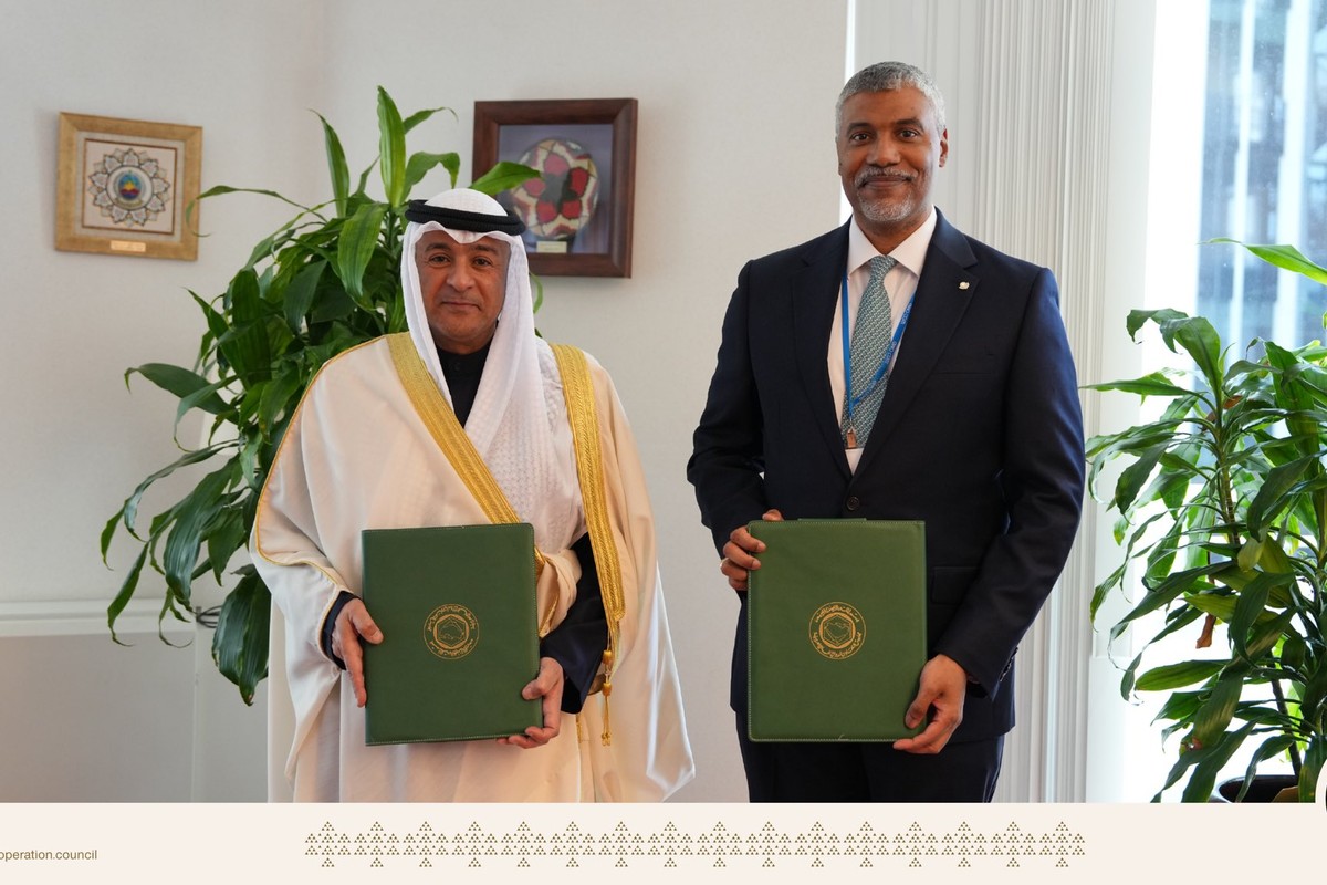 الأمين العام لمجلس التعاون والأمين العام لمنظمة الجمارك العالمية بعد توقيع ملحق مذكرة التفاهم في بروكسل