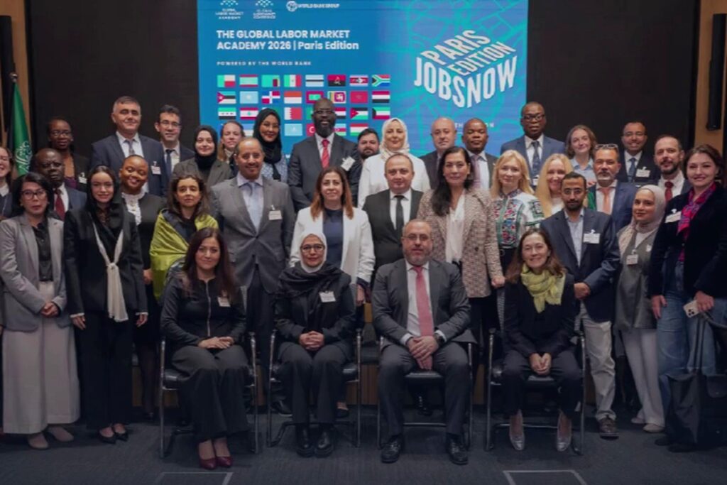 صورة جماعية لمشاركي الدفعة الثانية من الأكاديمية الدولية لسوق العمل في باريس