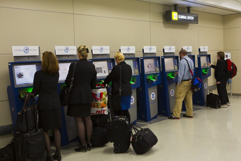 مسافرون يستخدمون أجهزة برنامج Global Entry في أحد المطارات الأمريكية