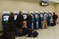 مسافرون يستخدمون أجهزة برنامج Global Entry في أحد المطارات الأمريكية