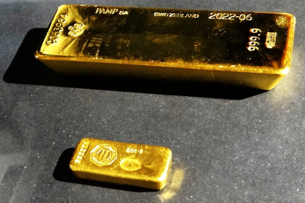 سبائك ذهبية مع تراجع أسعار الذهب