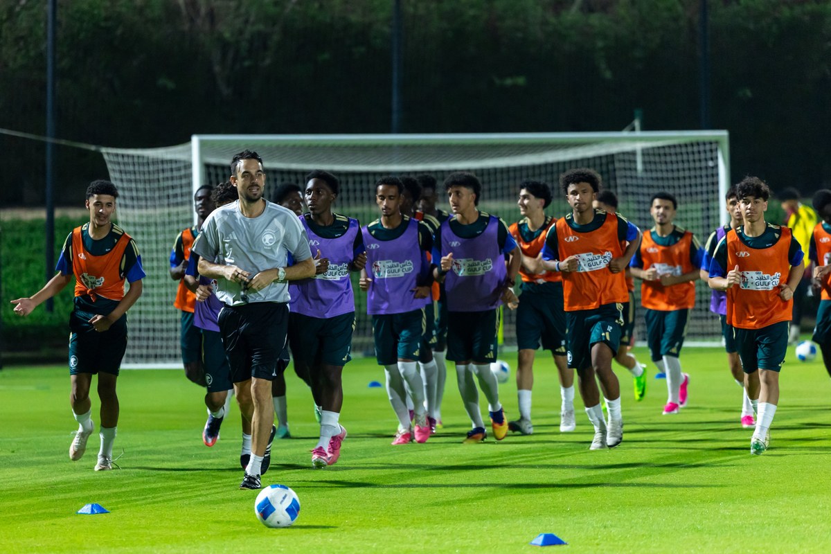 لاعبو المنتخب السعودي للناشئين خلال حصة تدريبية استعدادًا لمواجهة مصر في كأس الخليج