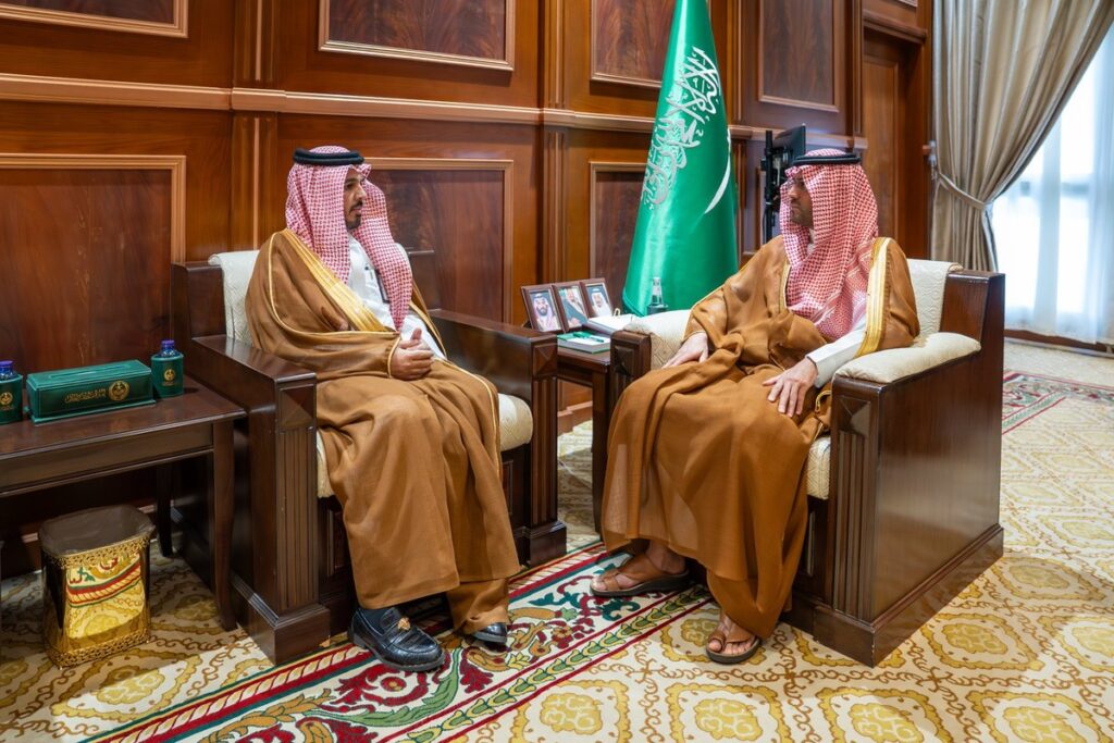 نائب أمير منطقة حائل خلال استقباله مدير فرع هيئة التراث بالمنطقة