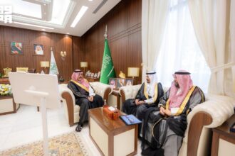 سمو أمير منطقة حائل خلال استقباله مدير عام المركز الوطني للغطاء النباتي بالمنطقة