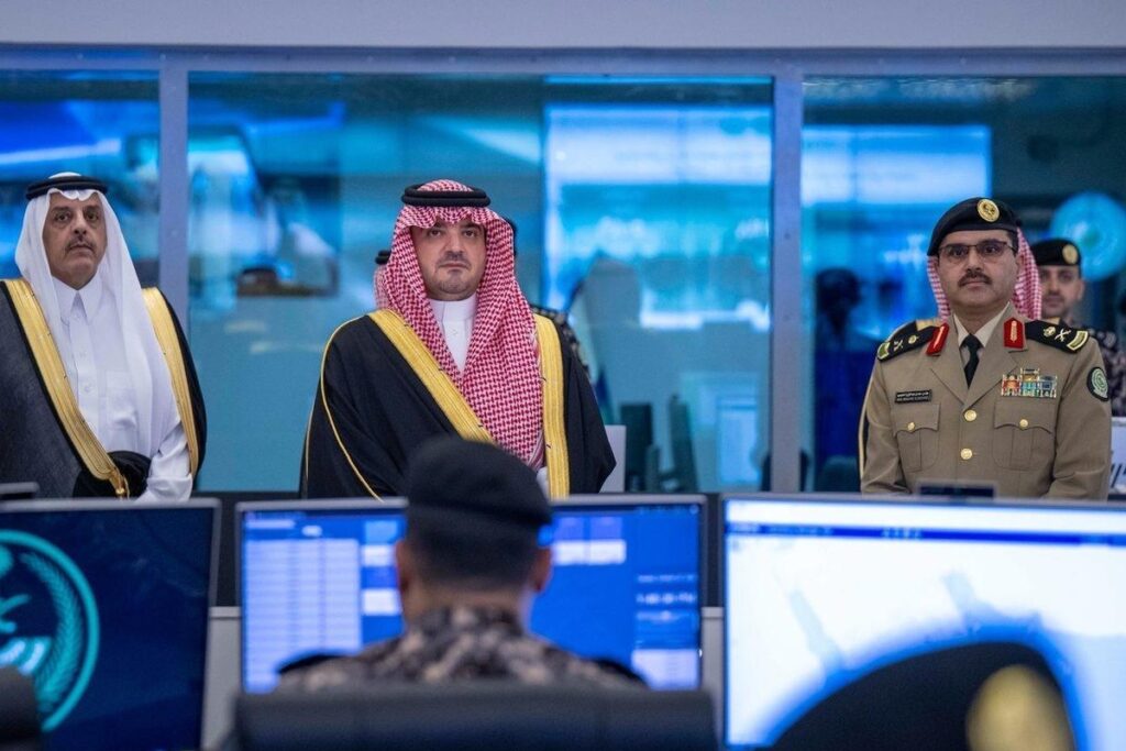 سمو وزير الداخلية خلال تدشينه مركز القيادة والتحكم بقوات أمن المنشآت