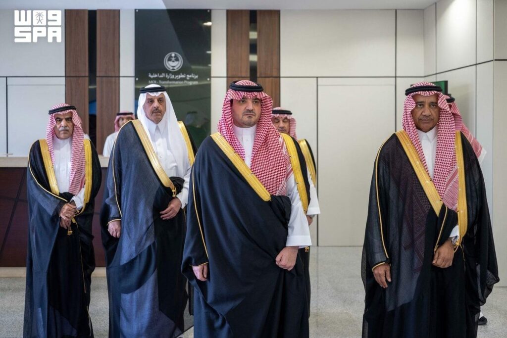 سمو وزير الداخلية خلال زيارته لمقر برنامج تطوير وزارة الداخلية بالرياض
