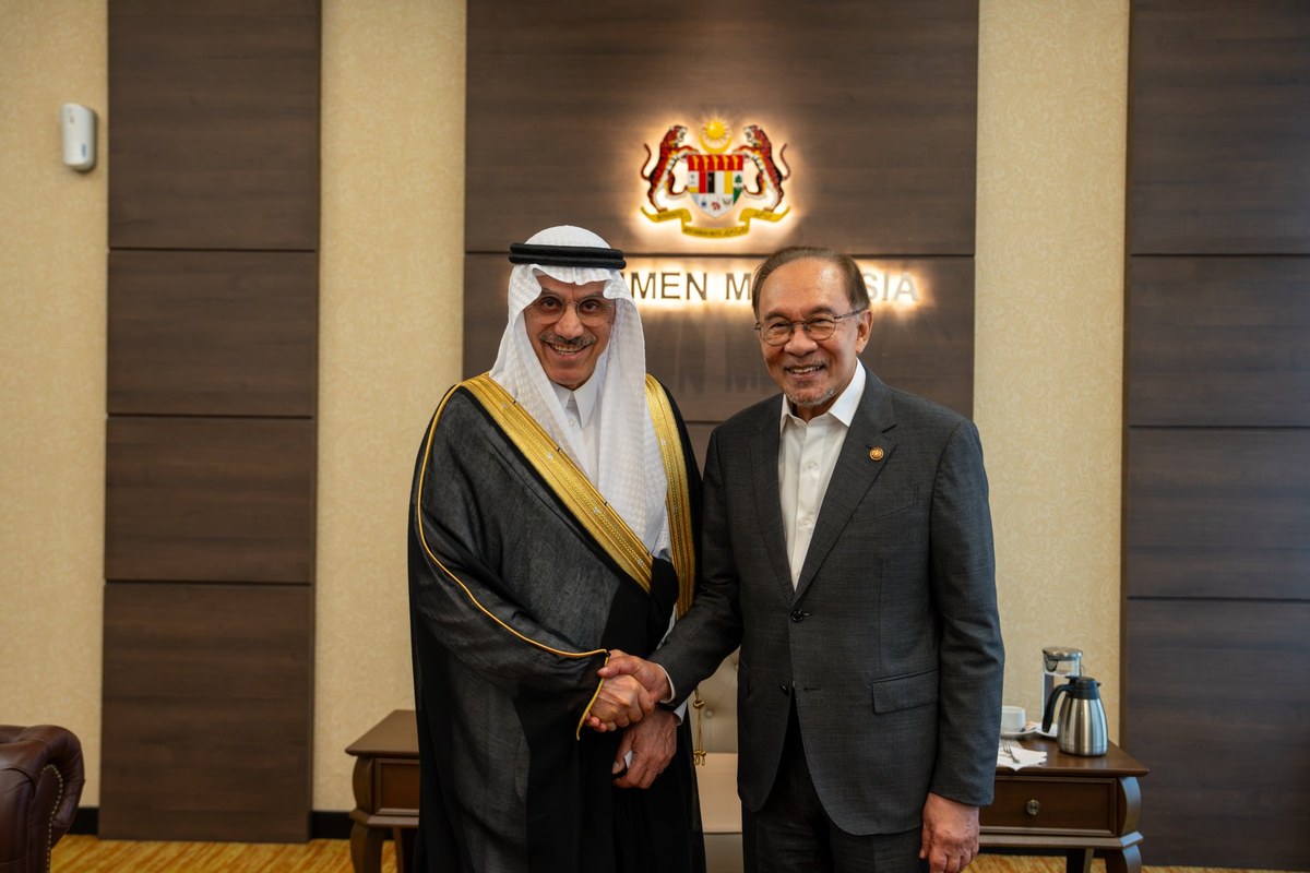 رئيس وزراء ماليزيا أنور إبراهيم ورئيس مجموعة البنك الإسلامي للتنمية الدكتور محمد الجاسر