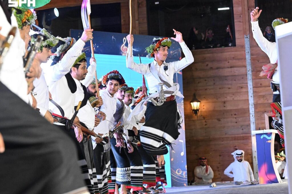 فرقة للفنون الشعبية بالأزياء التقليدية في جازان ضمن موروث التراث السمعي البصري