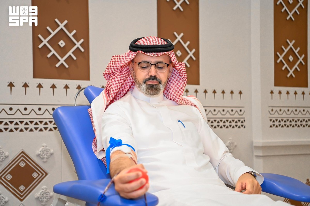 نائب أمير منطقة جازان خلال تبرعه بالدم ضمن الحملة الوطنية