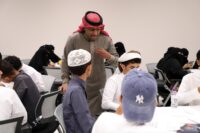 مدرب يتحدث مع طلاب وطالبات خلال أنشطة مرحلة الممارسة في مشروع مهارات المستقبل بجازان