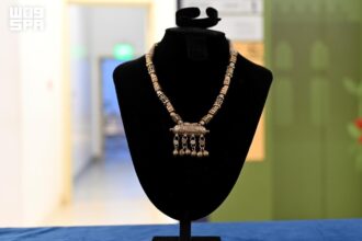 «الرَّشرَاش».. قلادة فضية تستحضر موروث الزينة النسائية في جازان