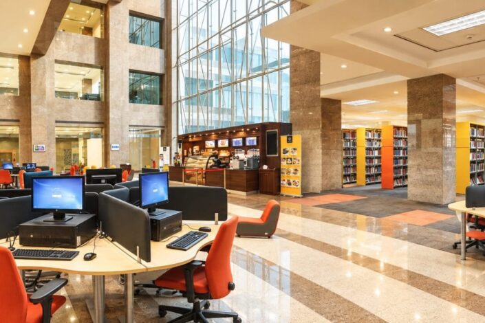 جانب من قاعات مكتبة جامعة الملك عبدالعزيز في جدة