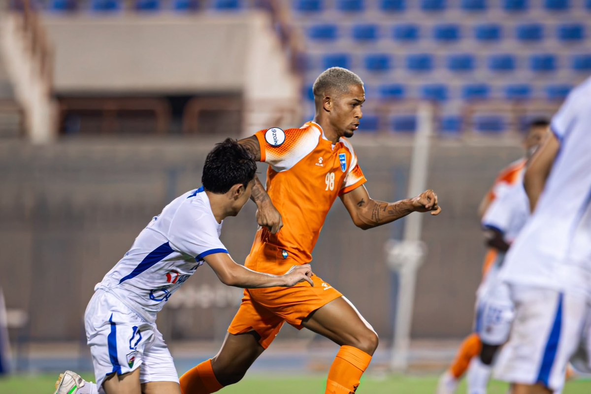 لاعب كاظمة يتقدم بالكرة أمام لاعب الجهراء في مباراة الدوري الكويتي الممتاز