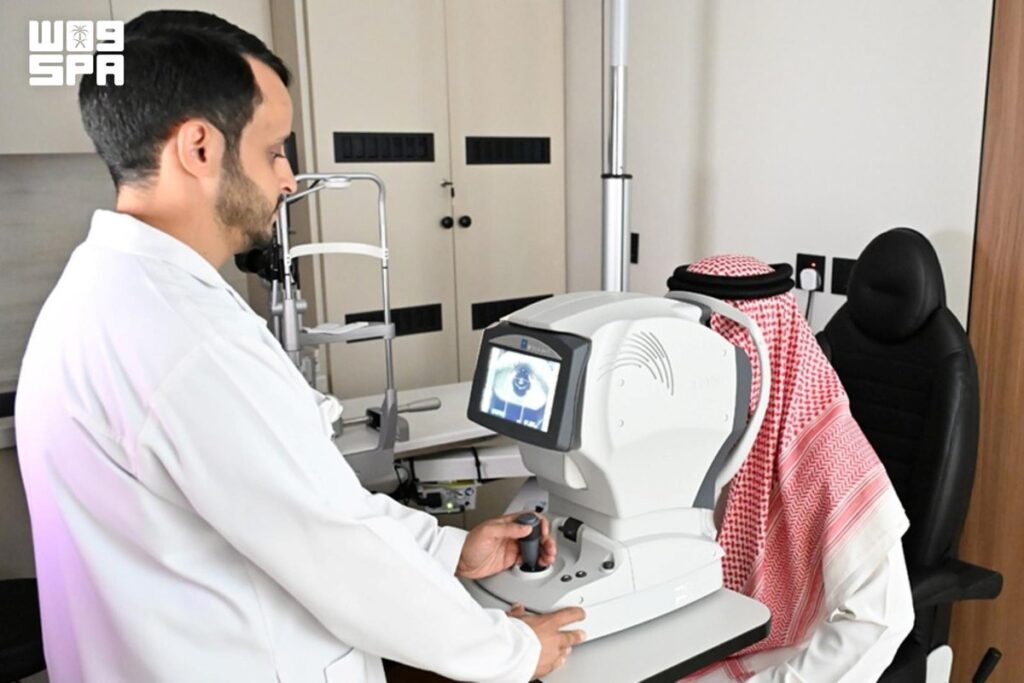 فحص للعيون ضمن الوحدة المتنقلة لطب العيون في المدينة المنورة
