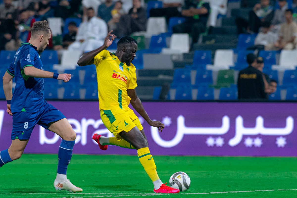 لاعب الخليج موسى بارو يسدد الكرة خلال مباراة الخليج والفتح في دوري روشن