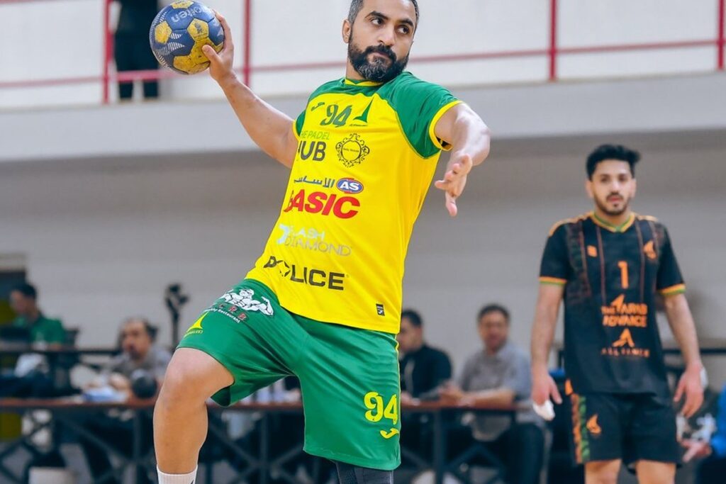 لاعب فريق الخليج يسدد الكرة خلال مواجهة النور في الدوري السعودي الممتاز لكرة اليد