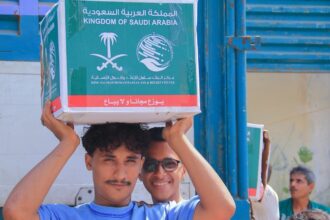 مستفيد يحمل سلة غذائية من مركز الملك سلمان للإغاثة في عدن