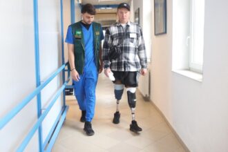 متطوع من مركز الملك سلمان للإغاثة يرافق مستفيدًا بطرفين صناعيين في بودابست