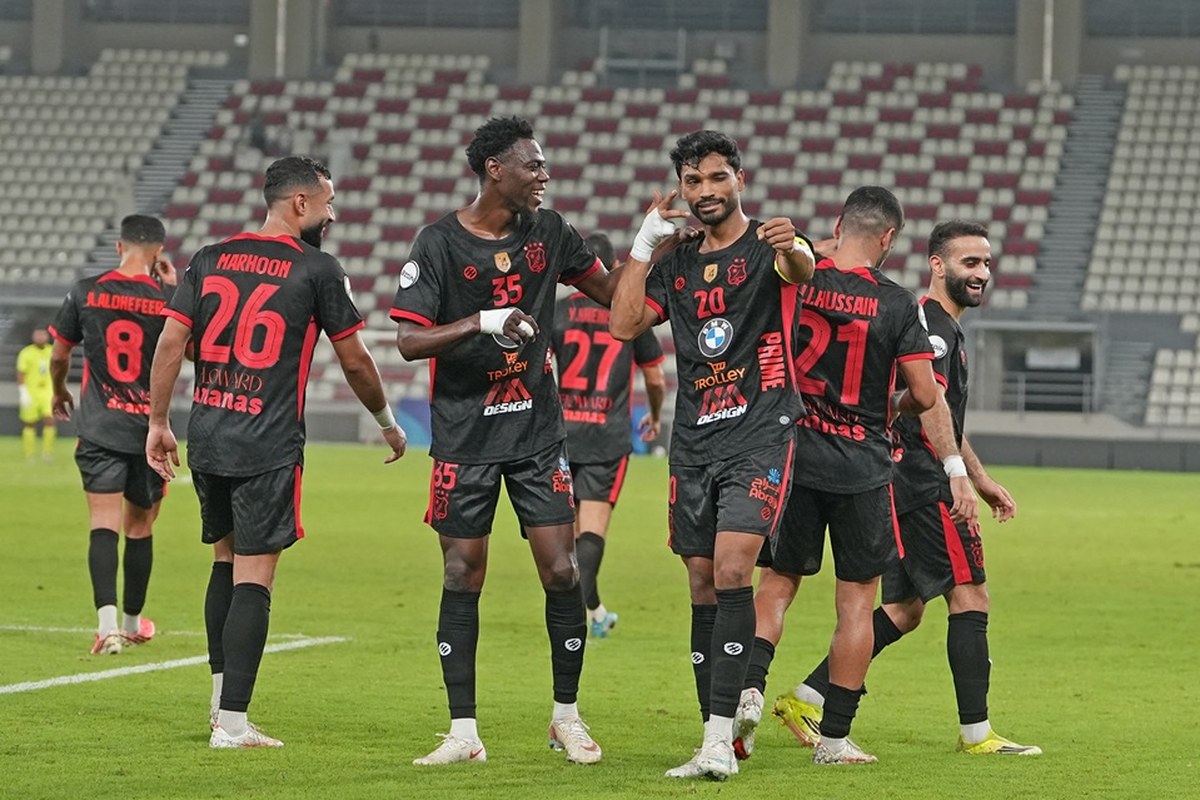 لاعبو فريق الكويت يحتفلون بأحد أهدافهم في مرمى الصليبيخات