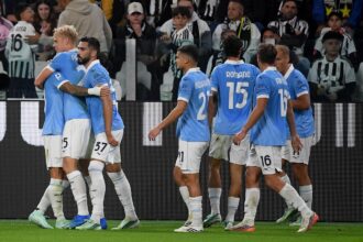لاعبو لاتسيو يحتفلون بهدف في مرمى يوفنتوس في الدوري الإيطالي