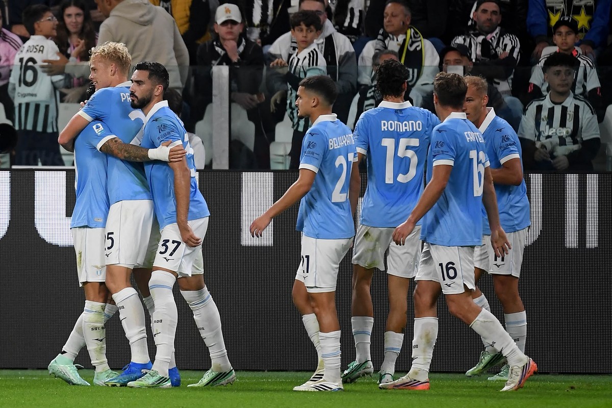 لاعبو لاتسيو يحتفلون بهدف في مرمى يوفنتوس في الدوري الإيطالي