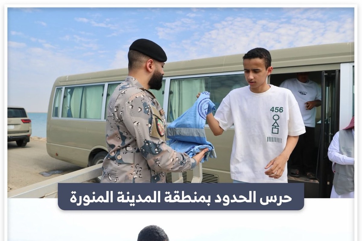 منسوبو حرس الحدود والمتطوعون خلال مبادرة تنظيف جزيرة صويلحة