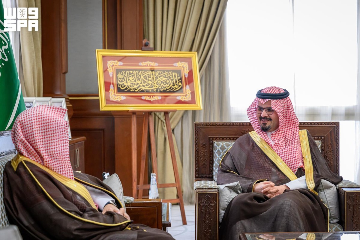 أمير منطقة المدينة المنورة خلال استقباله مدير فرع هيئة الأمر بالمعروف والنهي عن المنكر
