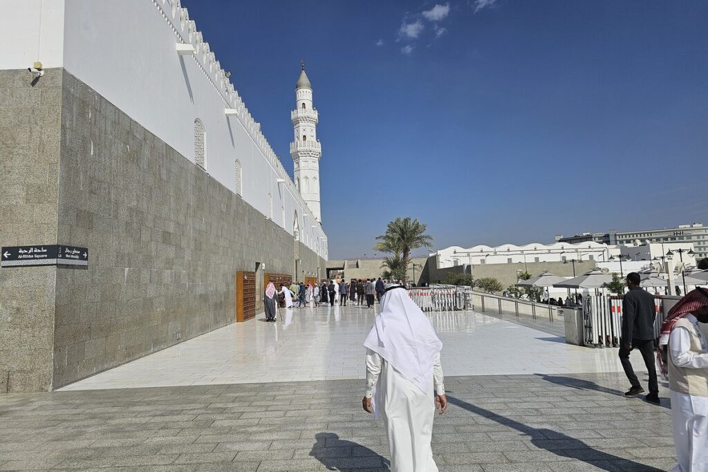 ممر للمشاة قرب مسجد قباء - مسارات المشي في المدينة المنورة