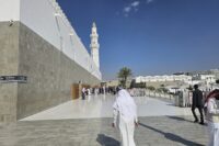ممر للمشاة قرب مسجد قباء - مسارات المشي في المدينة المنورة