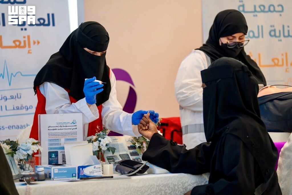 فحوصات طبية خلال فعالية أكتوبر الصحي في غرفة مكة المكرمة