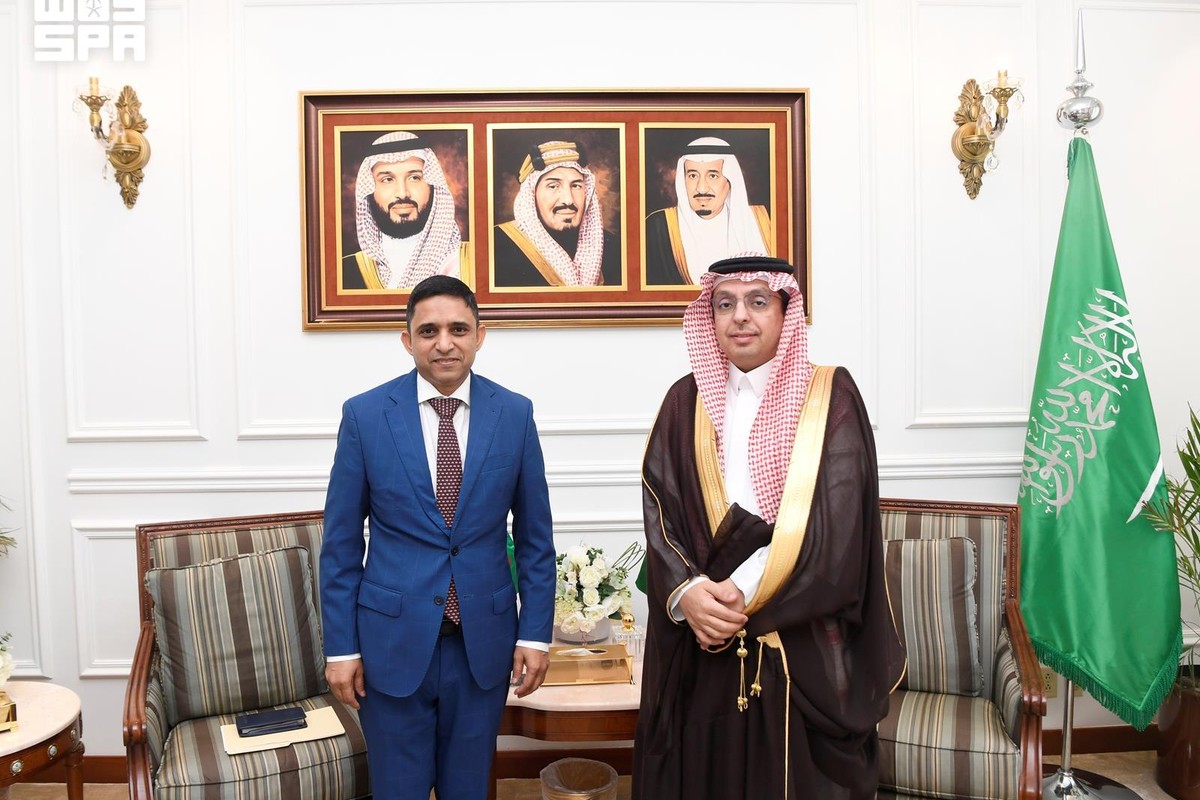 مدير عام فرع وزارة الخارجية بمنطقة مكة المكرمة خلال استقباله القنصل العام لبنغلاديش في جدة
