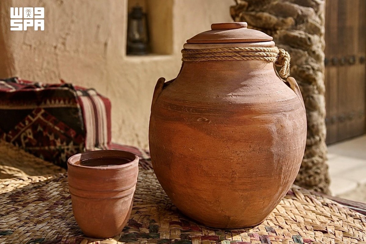 زير فخاري وكوب من الفخار في بيت تراثي