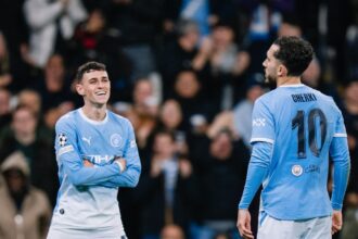 فيل فودين وريان شرقي لاعبا مانشستر سيتي خلال الفوز على أيك أثينا في دوري أبطال أوروبا