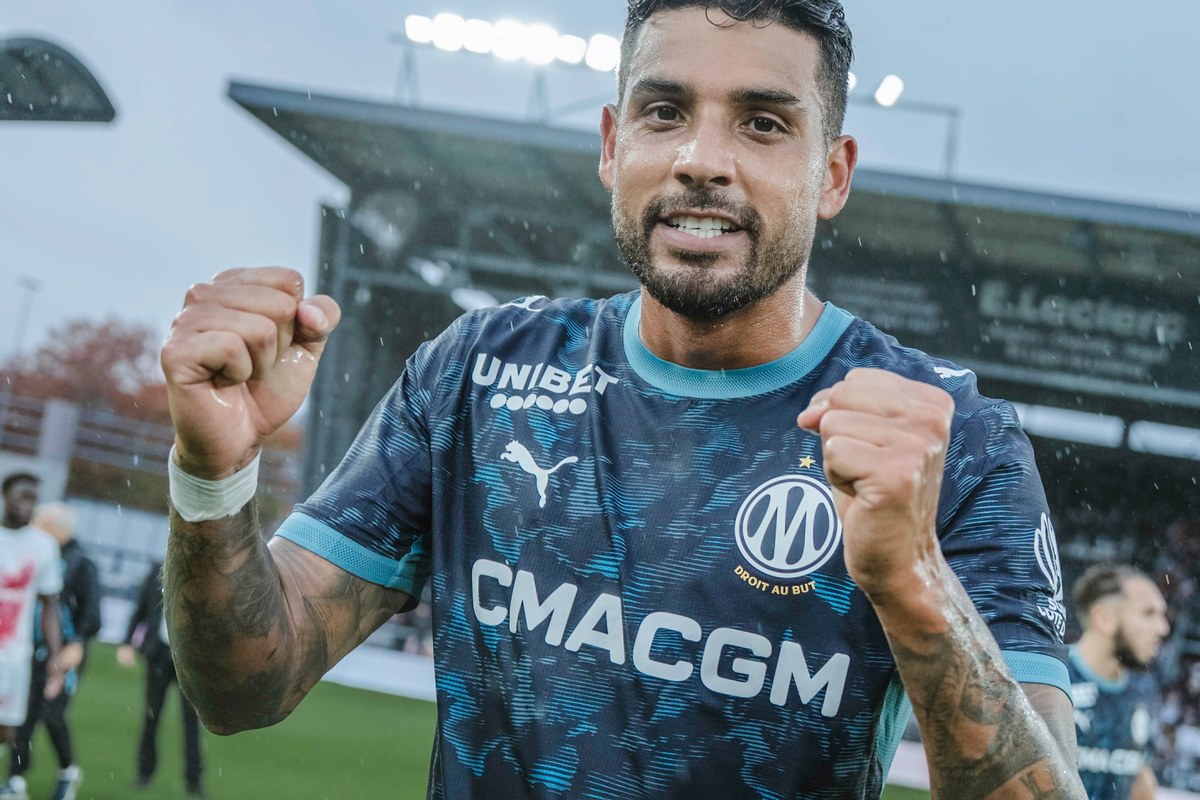 لاعب أولمبيك مارسيليا يحتفل خلال مباراة أنجيه