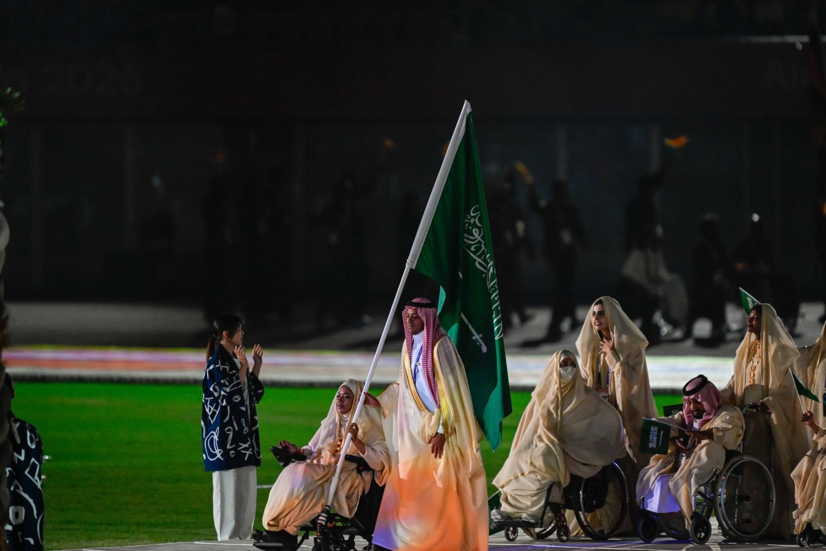 حاملا العلم السعودي خلال طابور عرض الوفود في افتتاح دورة الألعاب الآسيوية البارالمبية ناغويا 2026